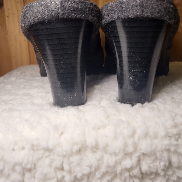 AEROSOLES grey wool heels,Sz 9.5, buckles, minor chips on heels, see pics - Picture 9 of 10